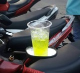 potret-kocak-spion-motor-dijadikan-tatakan-ini-bikin-geleng-kepala-lihatnya