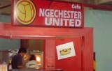 potret-kocak-tukang-dagang-pakai-logo-manchester-united-ini-kreatif-sekaligus-bikin-ngakak