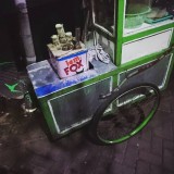 potret-kocak-wadah-pedagang-makanan-ini-bikin-pembeli-kucek-mata