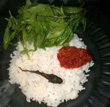 potret-makan-dengan-lauk-ikan-yang-bikin-mata-melongo-melihatnya