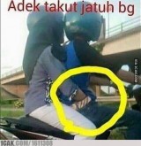 potret-nyeleneh-dan-kocak-ketika-pacaran-diatas-motor-ini-bikin-cekikikan