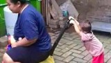 potret-nyeleneh-emak-emak-saat-asuh-anak-ini-bikin-geleng-kepala