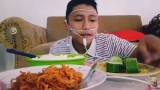 potret-nyeleneh-ketika-orang-pakai-headset-ditempat-umum-ini-bikin-cekikikan