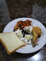 potret-nyeleneh-kombinasi-makanan-ala-netizen-ini-bikin-malas-makan