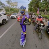 potret-nyeleneh-orang-ketika-menggunakan-kostum-nyentrik-di-tempat-umum-ini-santuy-banget