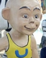 potret-nyeleneh-patung-di-taman-ini-bentuknya-bikin-ngakak