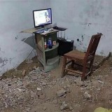 potret-nyeleneh-tempat-taruh-komputer-ini-bikin-salah-fokus