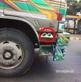 potret-orang-lepas-sendal-bukan-pada-tempatnya-ini-bikin-ngakak-seharian