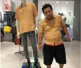 potret-orang-mirip-manekin-ini-bak-pinang-dibelah-dua-kocak