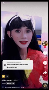 potret-pria-yang-berdandan-mirip-suzana-bikin-mata-melongo-dan-senyum-tipis