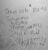 potret-tulisan-nyeleneh-di-tembok-ini-bikin-cengar-cengir-lihatnya