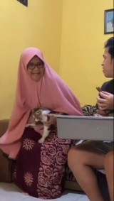 prank-mamah-pake-curos-mirip-pup-kucing
