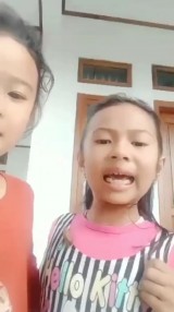 reaksi-kocak-anak-kecil-saat-tertempel-ulet-bulu-ini-bikin-ngakak