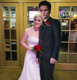 rupanya-udah-nggak-percaya-banget-sama-manusia-6-orang-ini-menikah-sama-benda