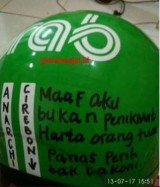 stiker-kocak-dibelakang-helm-ojol-ini-bikin-kamu-cengar-cengir-sendiri