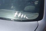 stiker-lucu-happy-family-di-mobil-ini-yang-bikin-ngakak