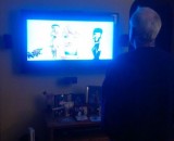 tanpa-disadari-para-ayah-punya-cara-yang-sama-menonton-tv-janjian