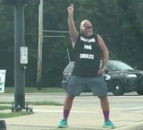 tanpa-pamrih-pria-paruh-baya-ini-cuma-pengen-orang-lain-hepi