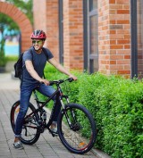 terlalu-silau-pengendara-sepeda-jadi-linglung