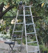 tingkah-absurd-orang-gunakan-alas-barang-elektronik-ini-gagal-fokus