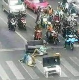 tingkah-aneh-pengemudi-motor-saat-di-kemacetan-ini-kocak-banget