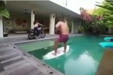 tingkah-kocak-orang-dikolam-renang-yang-kocak-dan-absurd