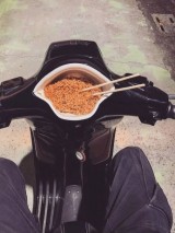 tren-baru-makan-di-atas-motor-udah-pernah-nyoba