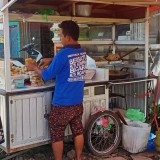 tulisan-di-punggung-pedagang-bikin-pembeli-penasaran