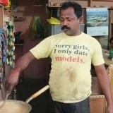 tulisan-dibaju-pedagang-ini-bikin-kamu-ngakak-abis