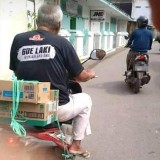 tulisan-kocak-di-kaos-pengguna-jalan-bikin-ngakak-berjalan