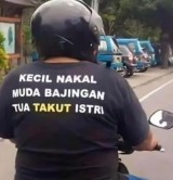 tulisan-kocak-di-kaus-para-suami-takut-istri-ini-bikin-cengar-cengir-lihatnya