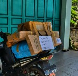 tulisan-lucu-dan-kocak-dibelakang-motor-kurir-ini-bisa-bikin-stress-hilang