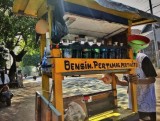 tulisan-typo-di-penjual-bensin-ini-bikin-mata-melongo