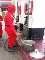 wadah-nyeleneh-yang-digunakan-untuk-mengisi-bensin