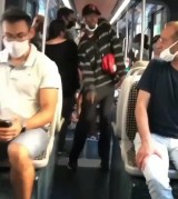 lagi-jalan-jalan-tiba-tiba-kedengeran-lagu-favorit